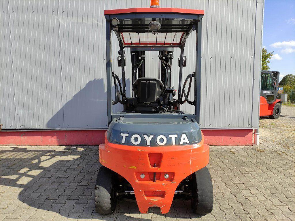 Toyota 8FBMT40 - 전기 지게차 : 사진 4 Toyota 8FBMT40 - 전기 지게차 : 사진 4