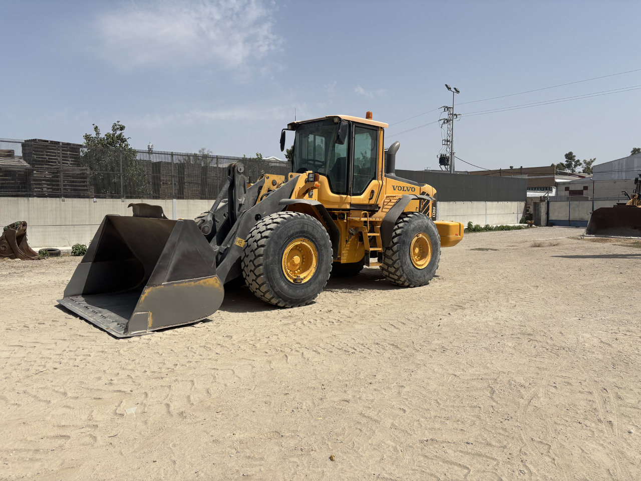 VOLVO L120F - 건설기계 : 사진 1 VOLVO L120F - 건설기계 : 사진 1