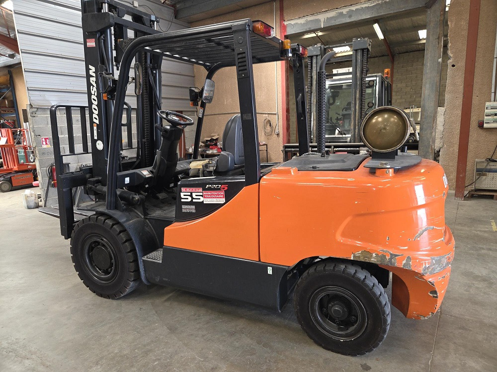 DOOSAN G55C-5 - LPG 지게차 : 사진 2 DOOSAN G55C-5 - LPG 지게차 : 사진 2