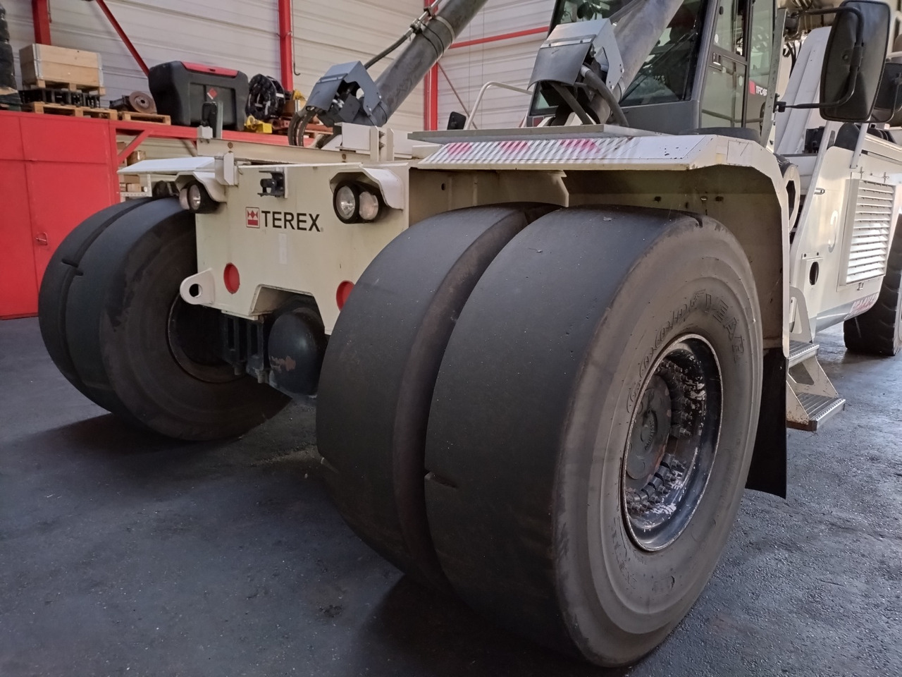 TEREX TFC 46M HC DRY - 리치 스태커 : 사진 2 TEREX TFC 46M HC DRY - 리치 스태커 : 사진 2