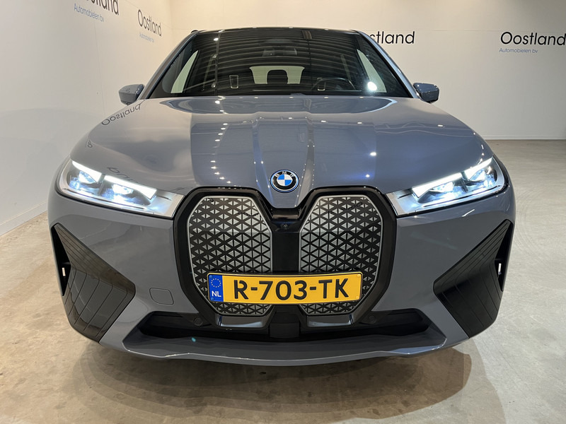 BMW iX xDrive40 High Executive 77 kWh / Luchtvering / Pano / Harman Kardon / Trekhaak / Sportpakket / 27.750 KM !! - SUV : 사진 5 BMW iX xDrive40 High Executive 77 kWh / Luchtvering / Pano / Harman Kardon / Trekhaak / Sportpakket / 27.750 KM !! - SUV : 사진 5