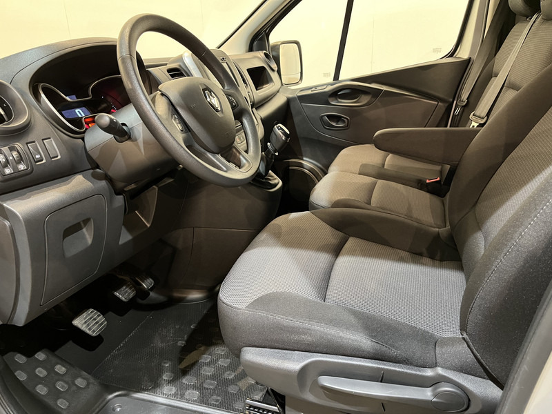 Interior photo 2: 소형 밴 Renault Trafic 2.0 dCi L1H1 120 PK Servicebus / Sortimo Inrichting / Euro 6 / Airco / Camera / CarPlay / Cruise Control / Navigatie / 3-Zits / 27.800 KM !! / BPM VRIJ !!