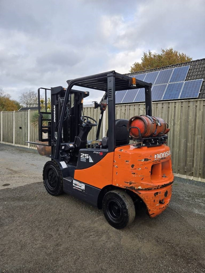 Doosan G 25 E-5 - LPG 지게차 : 사진 2 Doosan G 25 E-5 - LPG 지게차 : 사진 2