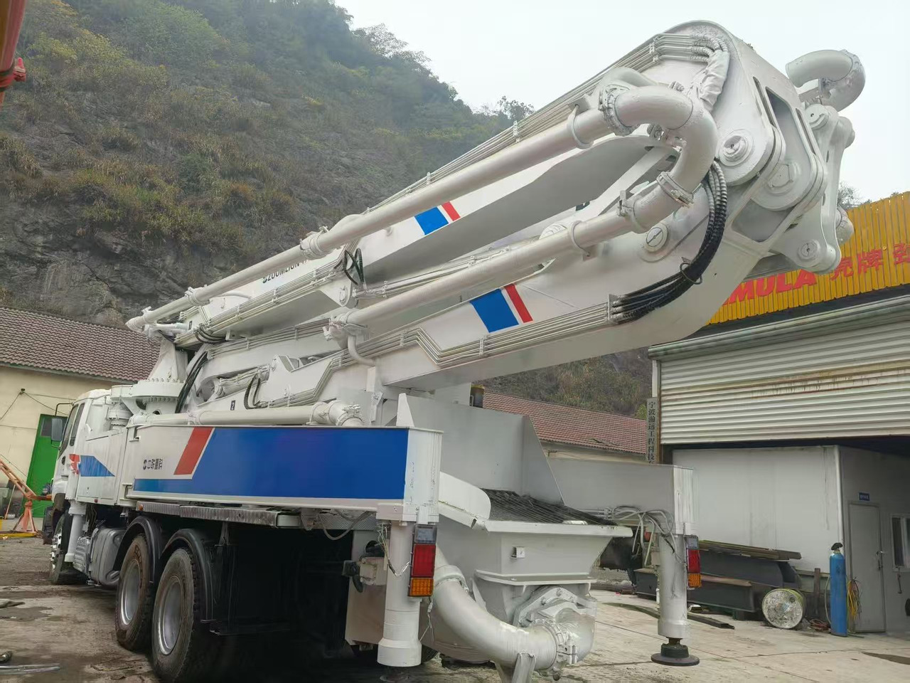 ZOOMLION ZLJ5335THB - 콘크리트 펌프 트럭 : 사진 4 ZOOMLION ZLJ5335THB - 콘크리트 펌프 트럭 : 사진 4