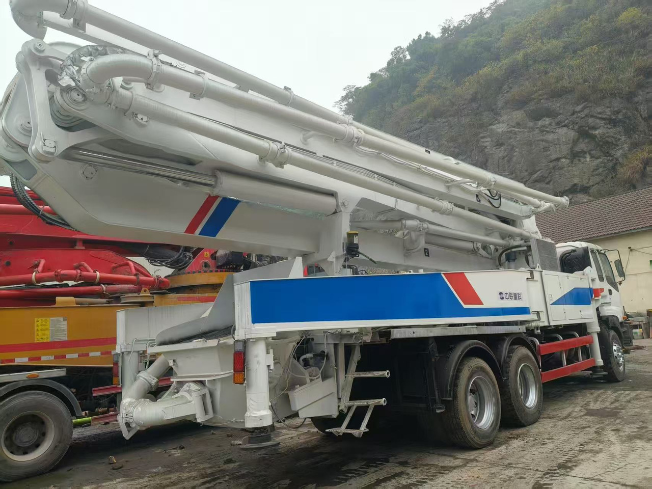 ZOOMLION ZLJ5335THB - 콘크리트 펌프 트럭 : 사진 3 ZOOMLION ZLJ5335THB - 콘크리트 펌프 트럭 : 사진 3