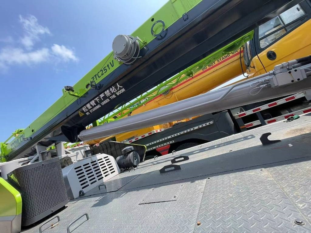 Zoomlion ZTC251V - 모바일 크레인 : 사진 5 Zoomlion ZTC251V - 모바일 크레인 : 사진 5