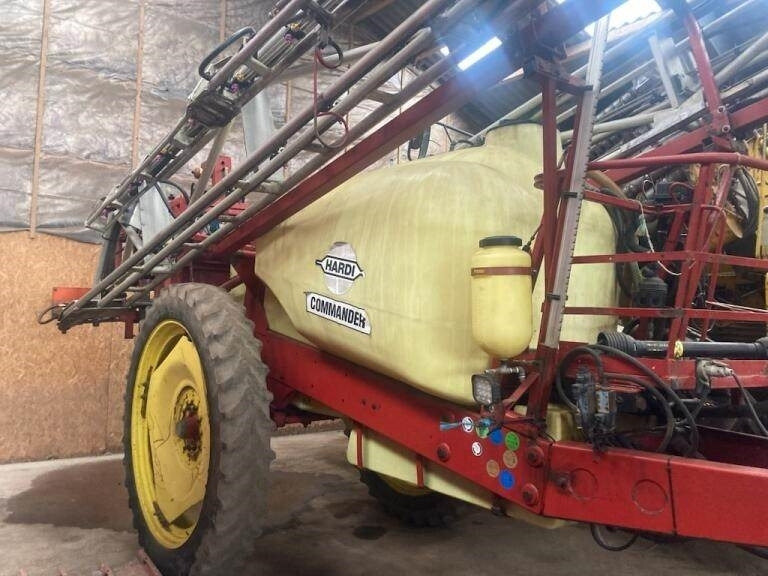 Hardi COMMANDER 4200L - 견인 스프레이 : 사진 1 Hardi COMMANDER 4200L - 견인 스프레이 : 사진 1