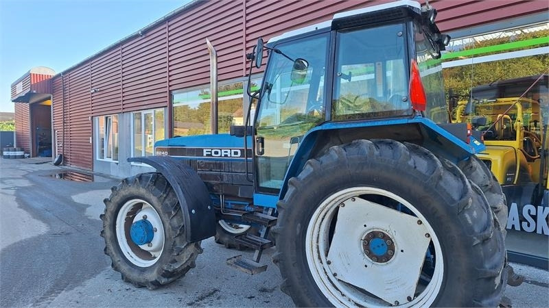Ford 8240 - 장궤형 트랙터 : 사진 2 Ford 8240 - 장궤형 트랙터 : 사진 2