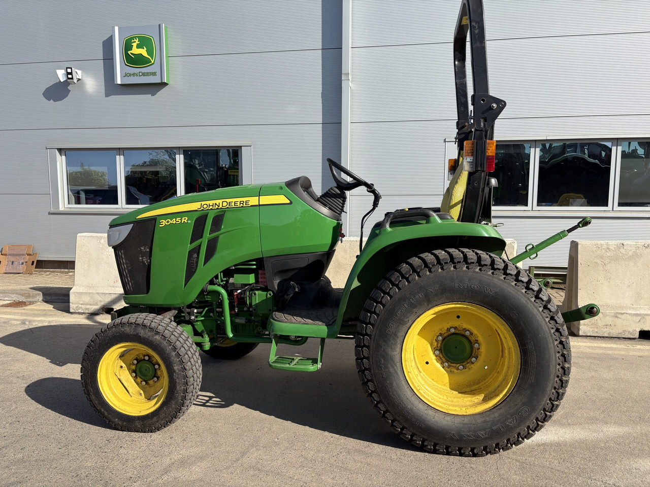 John Deere 3045R Compact Tractor - 스트래들 트랙터 : 사진 1 John Deere 3045R Compact Tractor - 스트래들 트랙터 : 사진 1