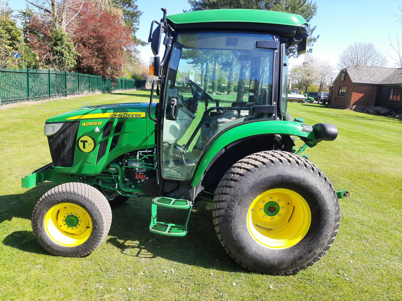John Deere 4066R Compact Tractor - 스트래들 트랙터 : 사진 1 John Deere 4066R Compact Tractor - 스트래들 트랙터 : 사진 1