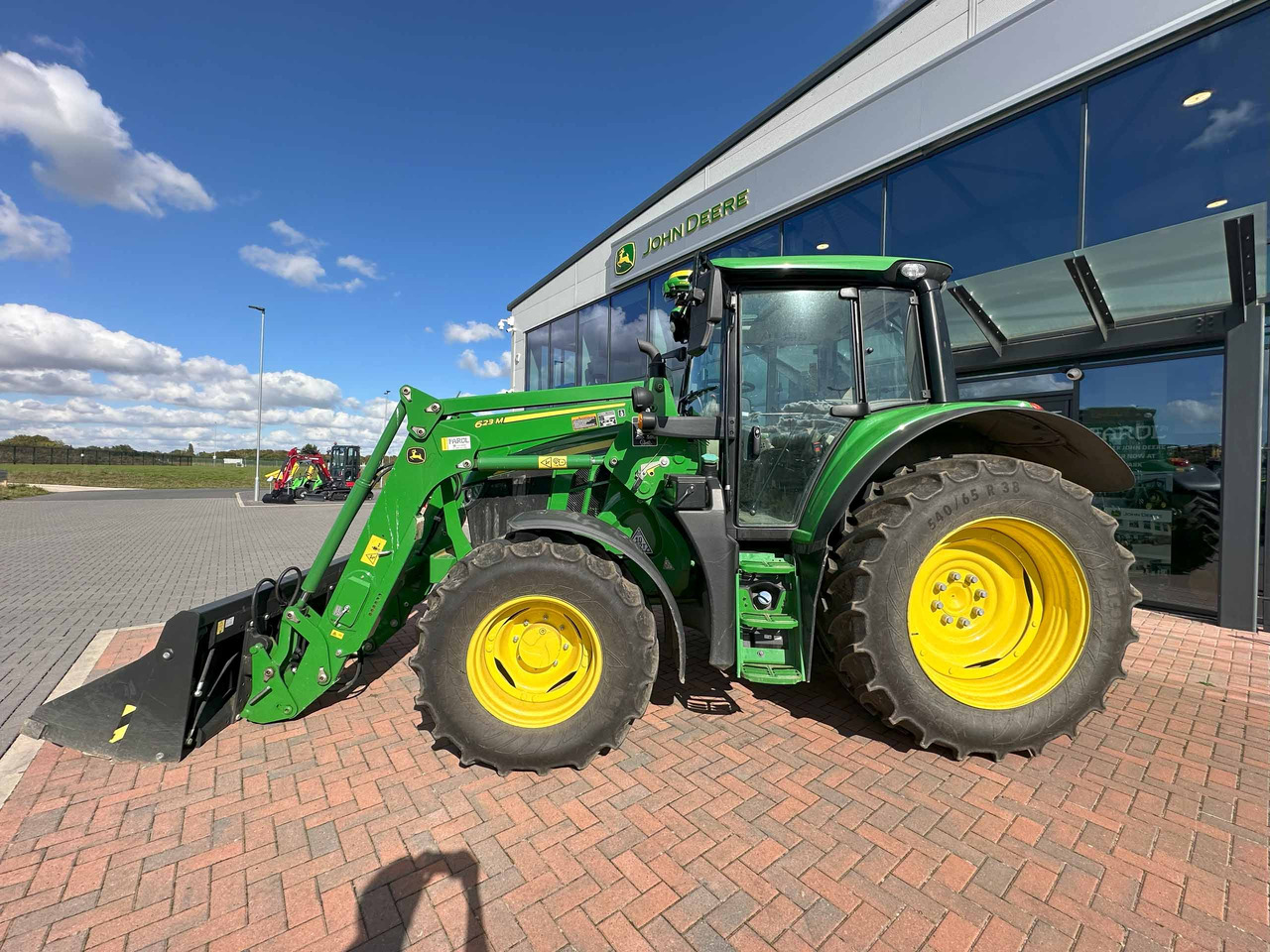 John Deere 6110M + 623M - 장궤형 트랙터 : 사진 3 John Deere 6110M + 623M - 장궤형 트랙터 : 사진 3