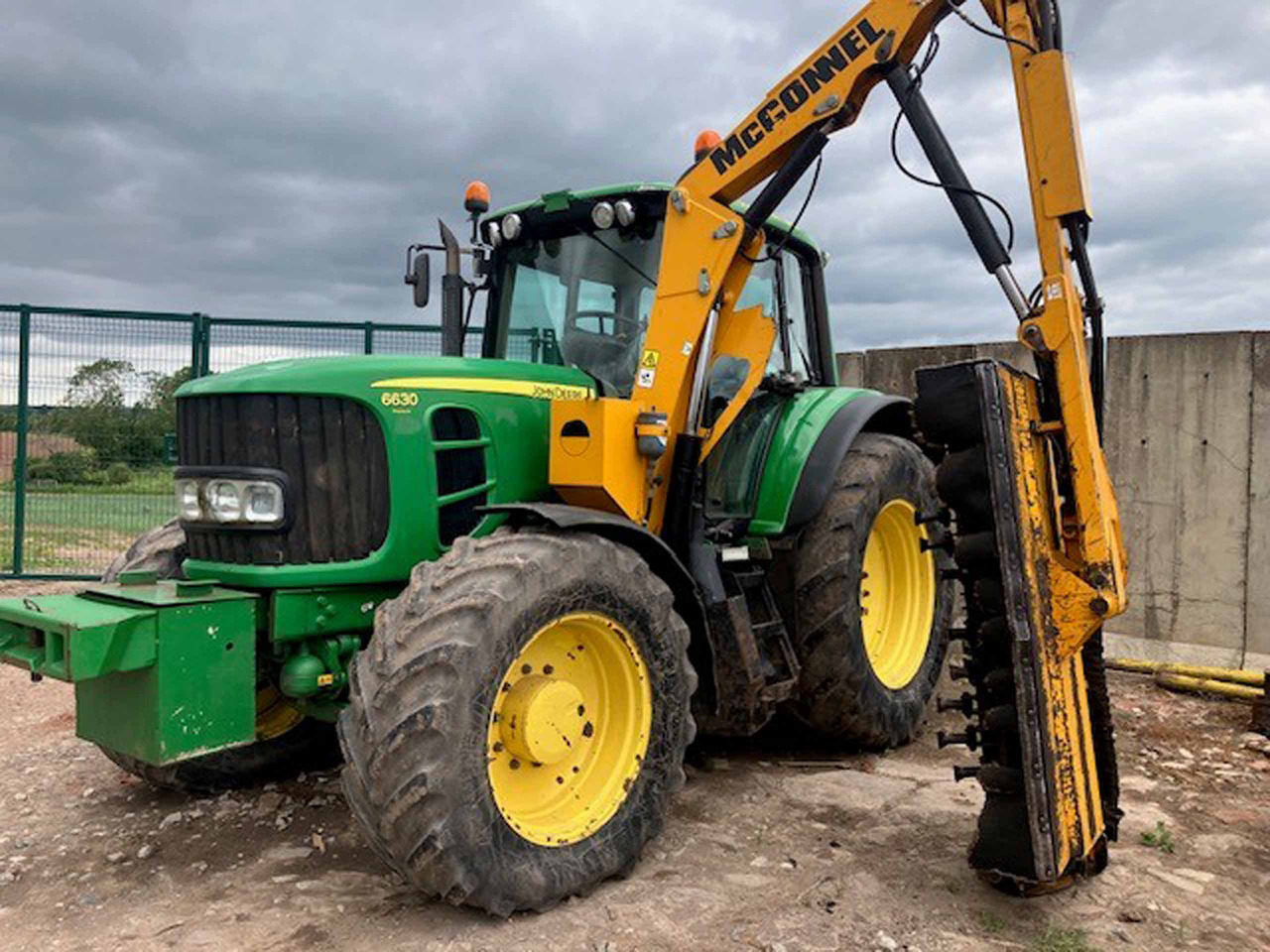 John Deere 6630 Premium + McConnel Mid mount hedgecutter - 장궤형 트랙터 : 사진 1 John Deere 6630 Premium + McConnel Mid mount hedgecutter - 장궤형 트랙터 : 사진 1