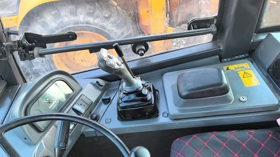 Preferential Price Used Volvo L20F Small Skid Steer Loader Secondhand VOLVO L20f Mini Wheel Loader in Good Condition for Sale - 휠 로더 : 사진 5 Preferential Price Used Volvo L20F Small Skid Steer Loader Secondhand VOLVO L20f Mini Wheel Loader in Good Condition for Sale - 휠 로더 : 사진 5