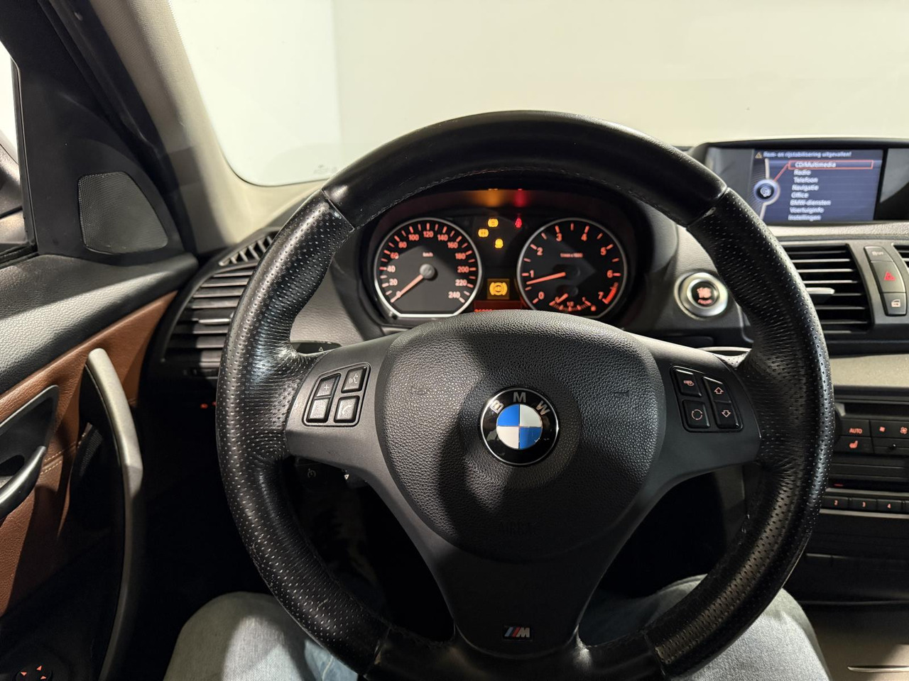 BMW | 1-serie | 116i EffDyn. Ed. Business Line Ultimate Edition | 2011 | 263.221 km | 05RHG5 | Logisch - 해치백 : 사진 4 BMW | 1-serie | 116i EffDyn. Ed. Business Line Ultimate Edition | 2011 | 263.221 km | 05RHG5 | Logisch - 해치백 : 사진 4