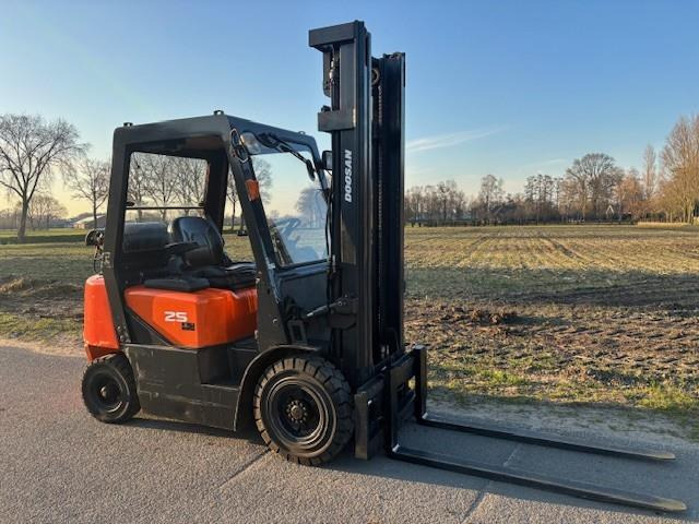Doosan G25G LP Vorkheftruck Side-shift - LPG 지게차 : 사진 2 Doosan G25G LP Vorkheftruck Side-shift - LPG 지게차 : 사진 2