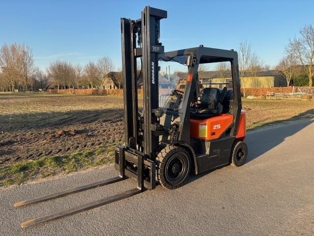 Doosan G25G LP Vorkheftruck Side-shift - LPG 지게차 : 사진 1 Doosan G25G LP Vorkheftruck Side-shift - LPG 지게차 : 사진 1