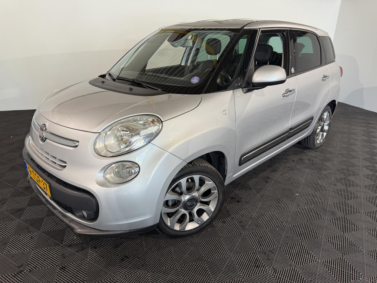 Fiat 500 L Living 0.9 TwinAir Lounge 7p. 9-TGP-37 172.608 km - 차량 : 사진 1 Fiat 500 L Living 0.9 TwinAir Lounge 7p. 9-TGP-37 172.608 km - 차량 : 사진 1