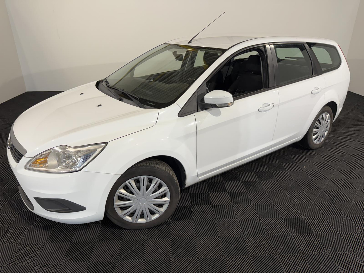 Ford Focus Wagon 1.6 Comfort 33-LKG-1 283.490 km - 차량 : 사진 1 Ford Focus Wagon 1.6 Comfort 33-LKG-1 283.490 km - 차량 : 사진 1