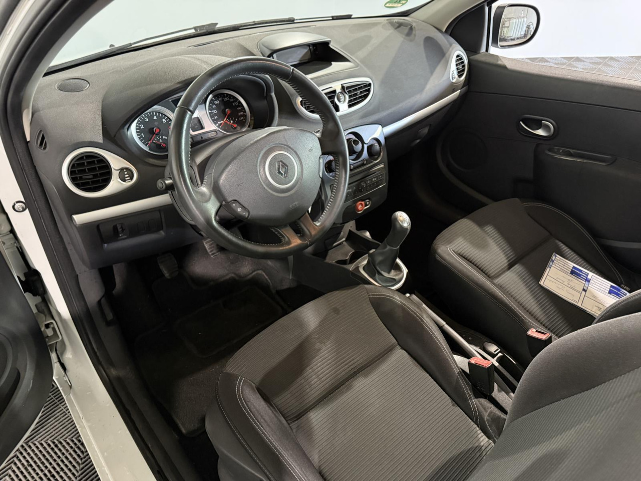 Renault Clio 1.2 TCe Collection | 2012 | 179.266 km | 15-ZDF-9 - 해치백 : 사진 3 Renault Clio 1.2 TCe Collection | 2012 | 179.266 km | 15-ZDF-9 - 해치백 : 사진 3