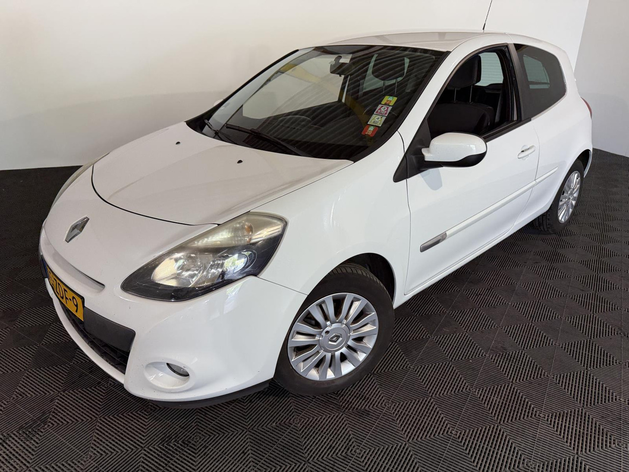 Renault Clio 1.2 TCe Collection | 2012 | 179.266 km | 15-ZDF-9 - 해치백 : 사진 1 Renault Clio 1.2 TCe Collection | 2012 | 179.266 km | 15-ZDF-9 - 해치백 : 사진 1