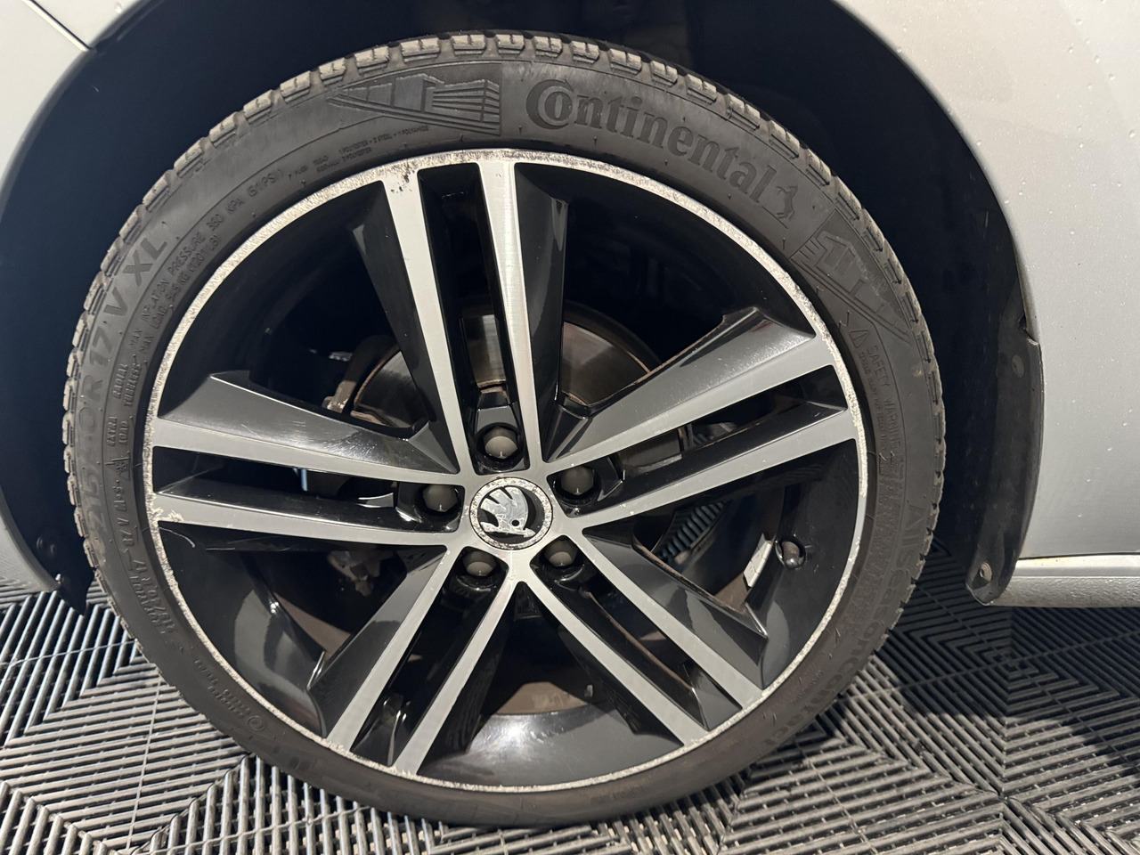 Skoda Rapid Spaceback 1.2 TSI Greentech Ambition Businessline | 2015 | 274.606 km |GH-920-F - 해치백 : 사진 2 Skoda Rapid Spaceback 1.2 TSI Greentech Ambition Businessline | 2015 | 274.606 km |GH-920-F - 해치백 : 사진 2