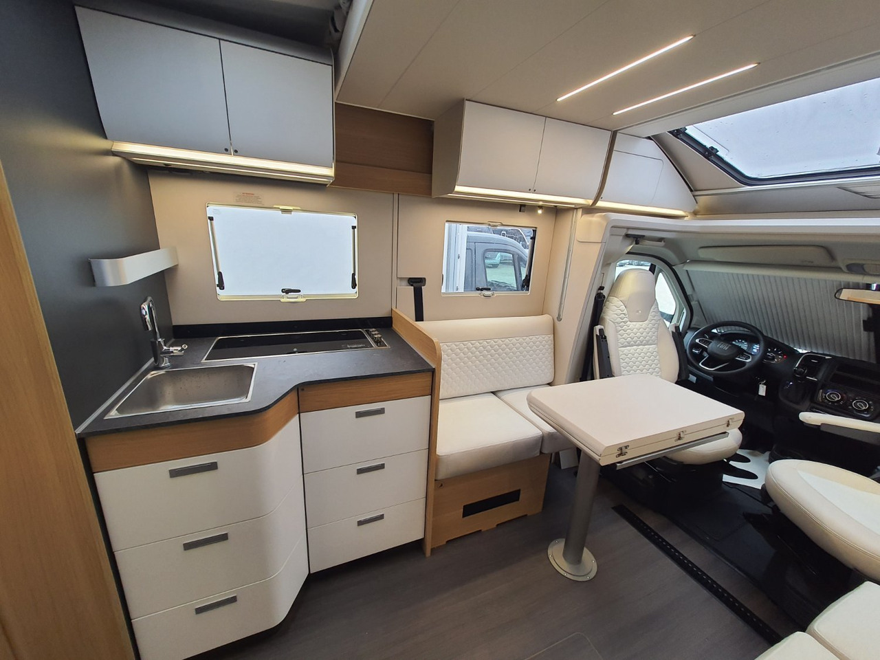 Adria Matrix Plus 670DC - 세미 통합 모터홈 : 사진 5 Adria Matrix Plus 670DC - 세미 통합 모터홈 : 사진 5
