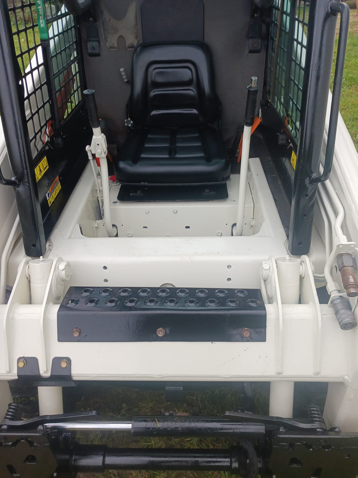BOBCAT S100 - 스키드 스티어 로더 : 사진 4 BOBCAT S100 - 스키드 스티어 로더 : 사진 4