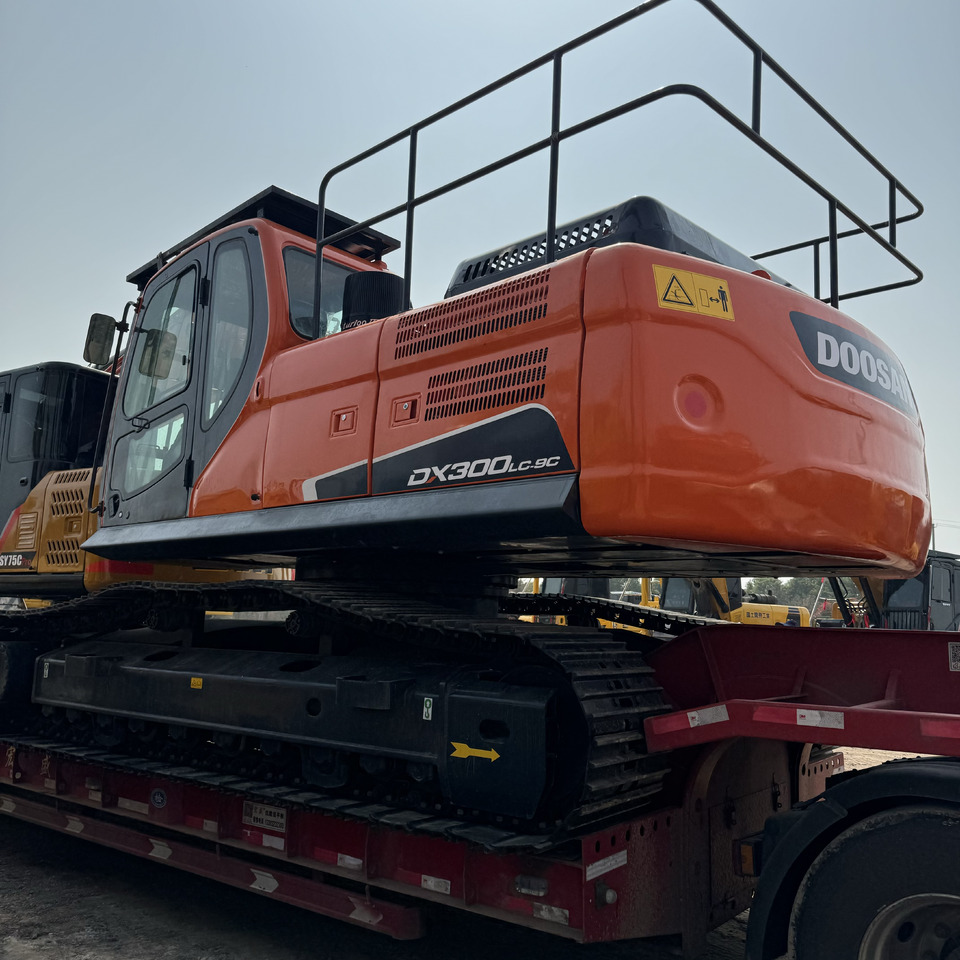 DOOSAN DX300 - 크롤러 굴삭기 : 사진 3 DOOSAN DX300 - 크롤러 굴삭기 : 사진 3