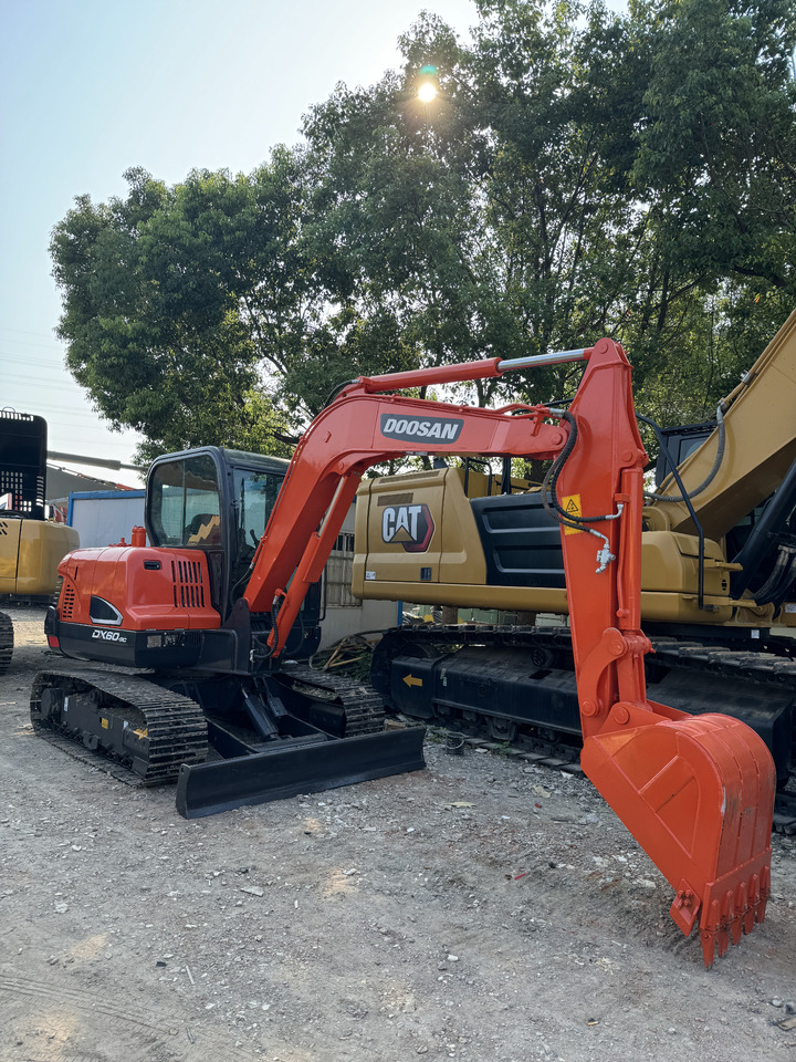 DOOSAN DX60 - 크롤러 굴삭기 : 사진 3 DOOSAN DX60 - 크롤러 굴삭기 : 사진 3