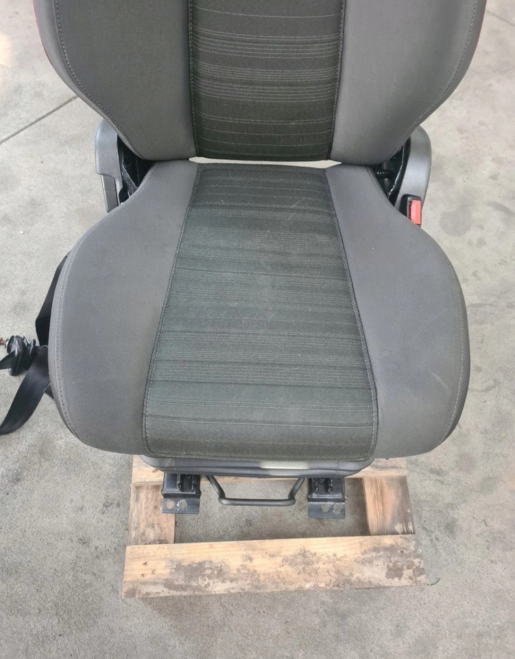 FOTEL PASAŻERA PRAWY PNEUMATYCZNY NISKA PODSTAWA VOLVO FH 4 FM 4 - 좌석 : 사진 3 FOTEL PASAŻERA PRAWY PNEUMATYCZNY NISKA PODSTAWA VOLVO FH 4 FM 4 - 좌석 : 사진 3