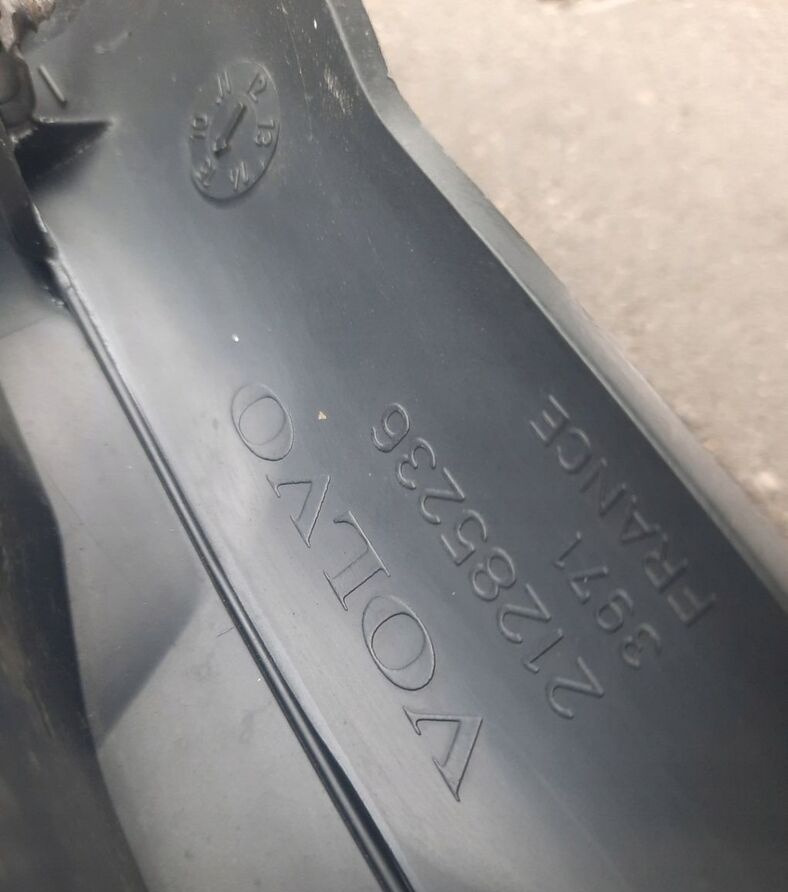 KOMIN WLOT POWIETRZA CZAPKA KABINY 21285236 Volvo FH 4 - 공기 흡입 시스템 트럭 용 : 사진 5 KOMIN WLOT POWIETRZA CZAPKA KABINY 21285236 Volvo FH 4 - 공기 흡입 시스템 트럭 용 : 사진 5