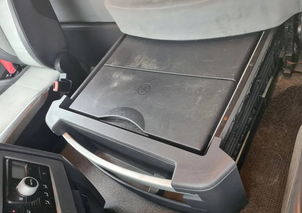 LODÓWKA CHŁODZIARKA SZUFLADA ORYGINAŁ RENAULT GAMA T RANGE - 운전실 및 내부 : 사진 1 LODÓWKA CHŁODZIARKA SZUFLADA ORYGINAŁ RENAULT GAMA T RANGE - 운전실 및 내부 : 사진 1