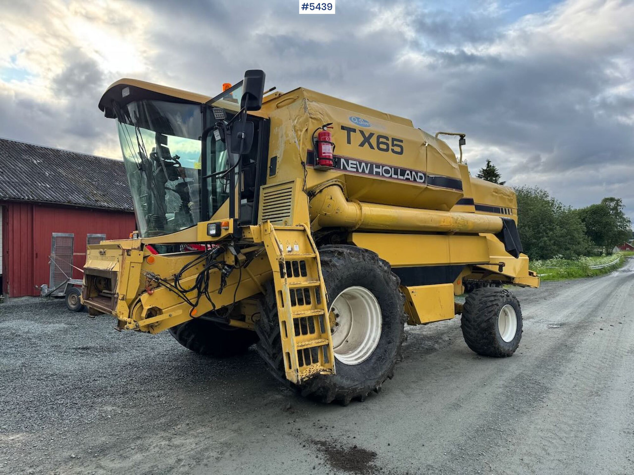 1995 New Holland TX65 m/ 20 fot skjærebord og henger - 목초수확기 : 사진 1 1995 New Holland TX65 m/ 20 fot skjærebord og henger - 목초수확기 : 사진 1