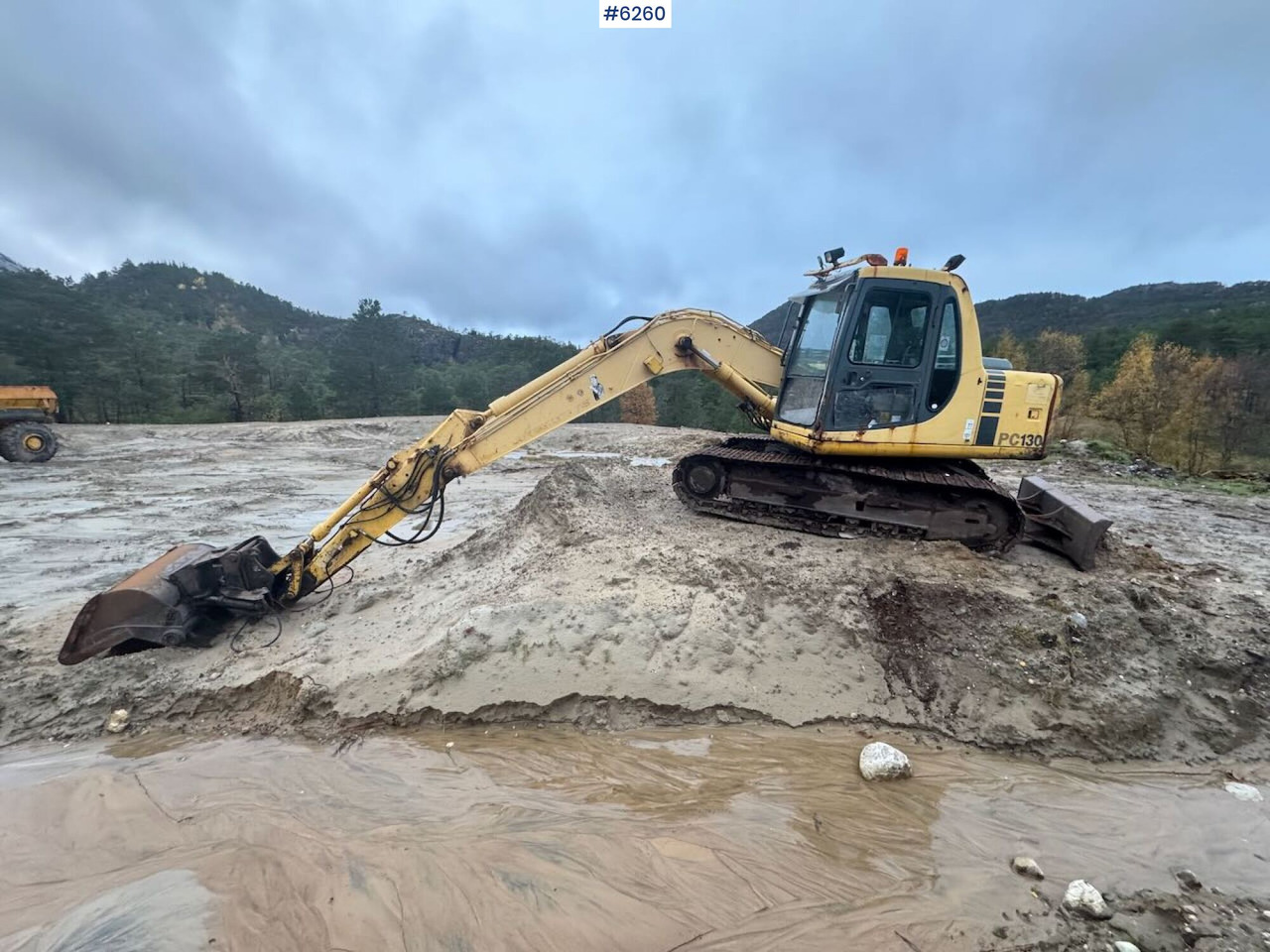 1998 Komatsu PC130-6K with Grading Bucket and Digging Bucket! - 굴착기 : 사진 1 1998 Komatsu PC130-6K with Grading Bucket and Digging Bucket! - 굴착기 : 사진 1