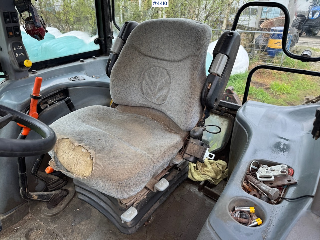 리스 2006 New Holland TL100 A w/Front Loader. 2006 New Holland TL100 A w/Front Loader. : 사진 10 리스 2006 New Holland TL100 A w/Front Loader. 2006 New Holland TL100 A w/Front Loader. : 사진 10