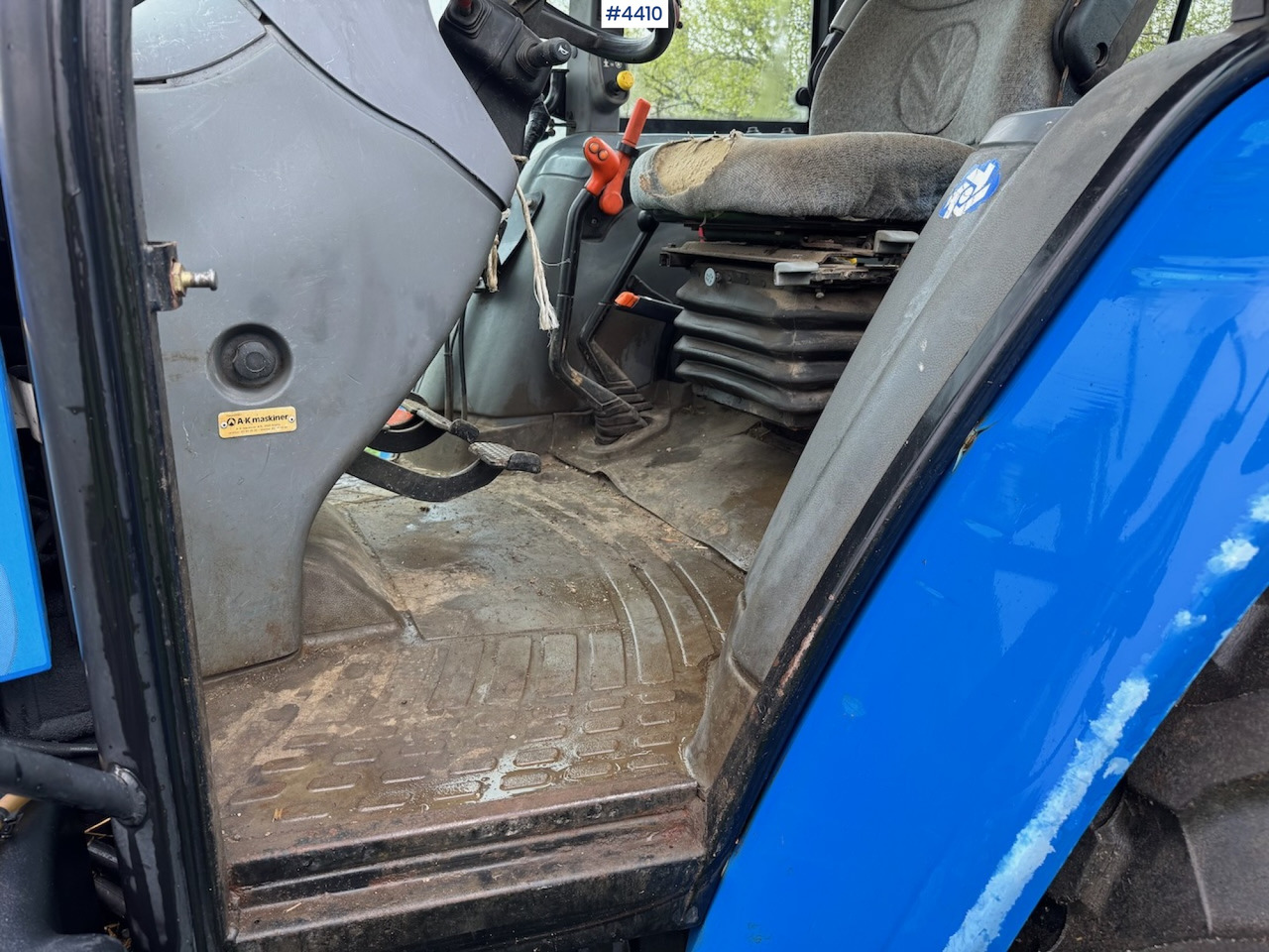 리스 2006 New Holland TL100 A w/Front Loader. 2006 New Holland TL100 A w/Front Loader. : 사진 9 리스 2006 New Holland TL100 A w/Front Loader. 2006 New Holland TL100 A w/Front Loader. : 사진 9