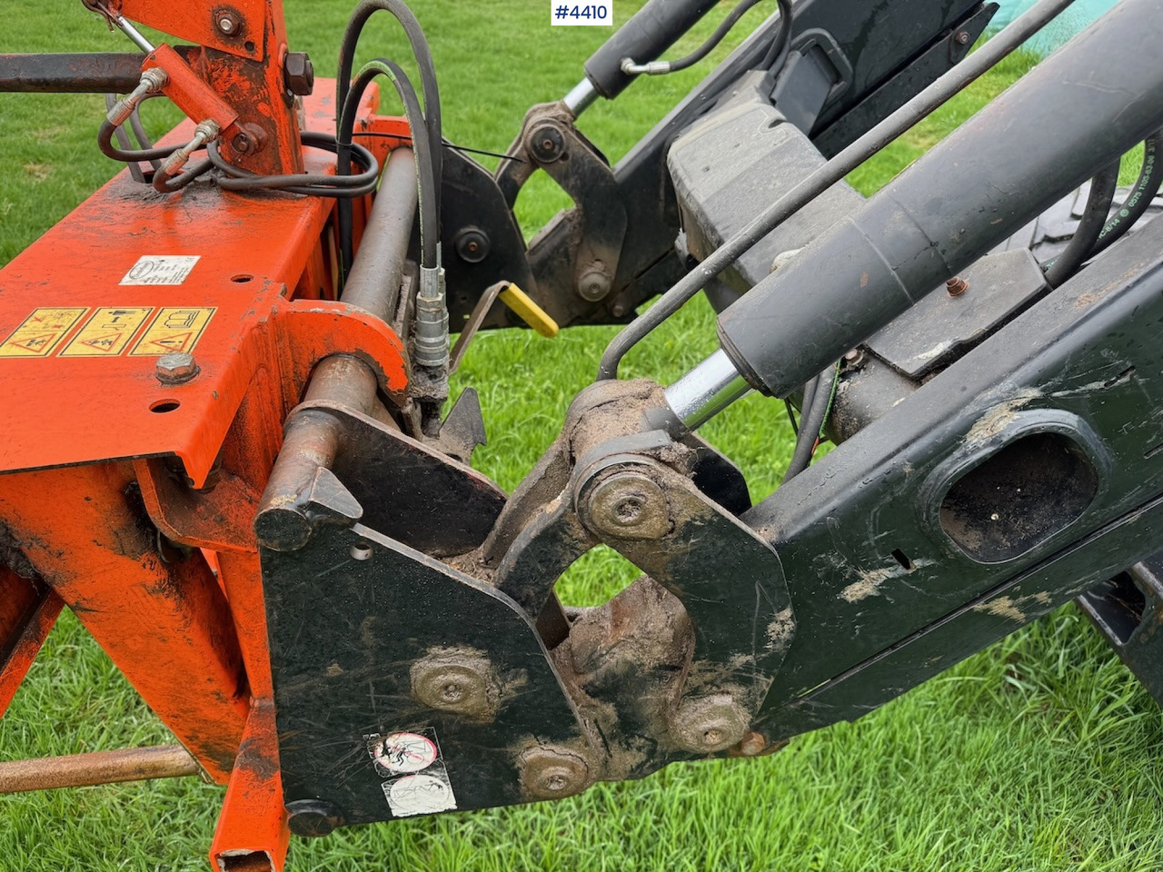 리스 2006 New Holland TL100 A w/Front Loader. 2006 New Holland TL100 A w/Front Loader. : 사진 13 리스 2006 New Holland TL100 A w/Front Loader. 2006 New Holland TL100 A w/Front Loader. : 사진 13