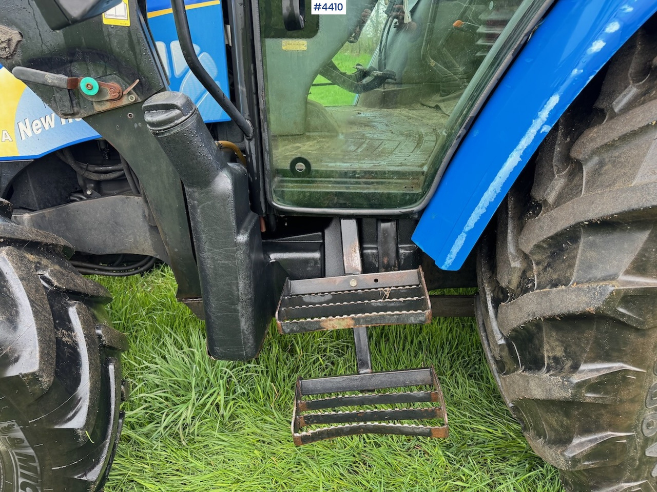 리스 2006 New Holland TL100 A w/Front Loader. 2006 New Holland TL100 A w/Front Loader. : 사진 8 리스 2006 New Holland TL100 A w/Front Loader. 2006 New Holland TL100 A w/Front Loader. : 사진 8