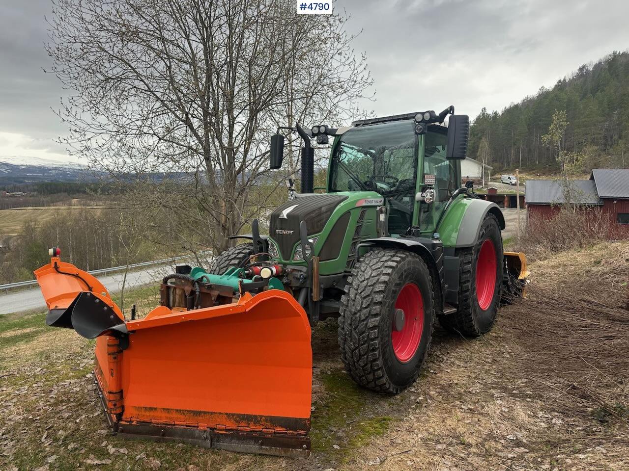 2014 Fendt 514 Vario 4x4 w/ front loader, folding plow, snow blower and sand spreader - 장궤형 트랙터 : 사진 5 2014 Fendt 514 Vario 4x4 w/ front loader, folding plow, snow blower and sand spreader - 장궤형 트랙터 : 사진 5