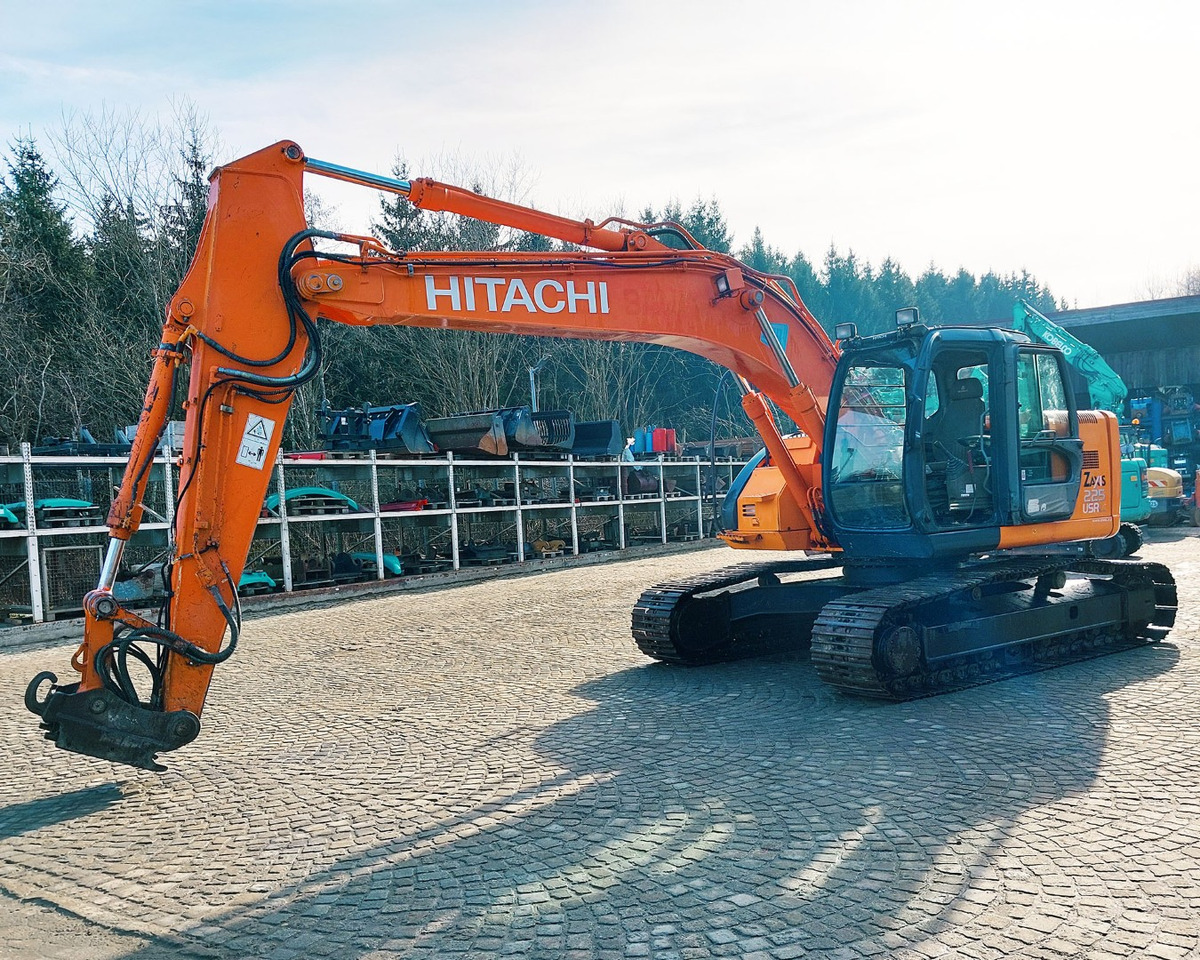 Hitachi ZX225USRLC - 크롤러 굴삭기 : 사진 1 Hitachi ZX225USRLC - 크롤러 굴삭기 : 사진 1