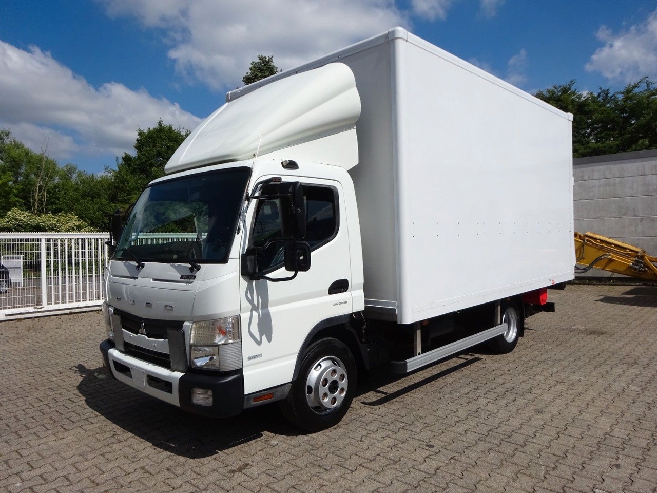 FUSO Canter 7C18 + LBW 4x2 - 박스 밴 : 사진 2 FUSO Canter 7C18 + LBW 4x2 - 박스 밴 : 사진 2