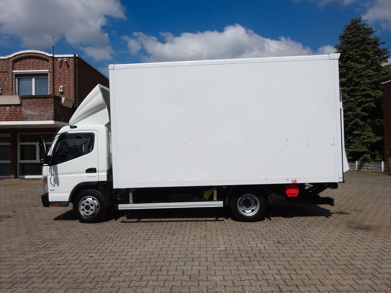 FUSO Canter 7C18 + LBW 4x2 - 박스 밴 : 사진 3 FUSO Canter 7C18 + LBW 4x2 - 박스 밴 : 사진 3