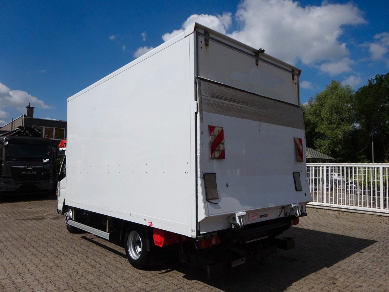FUSO Canter 7C18 + LBW 4x2 - 박스 밴 : 사진 4 FUSO Canter 7C18 + LBW 4x2 - 박스 밴 : 사진 4