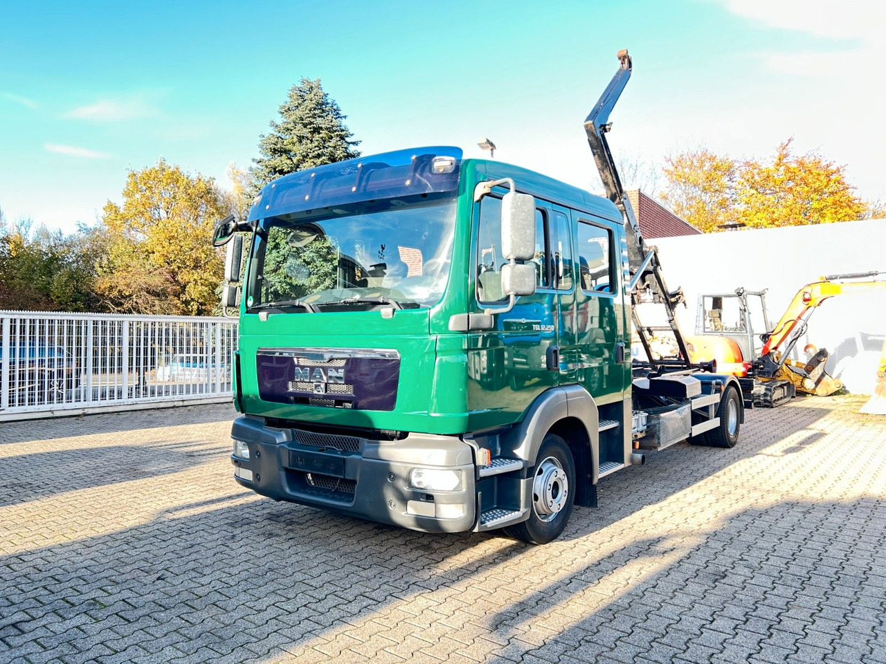 MAN 12.250 Doppelkabine Abroller - 후크 리프트 트럭 : 사진 2 MAN 12.250 Doppelkabine Abroller - 후크 리프트 트럭 : 사진 2