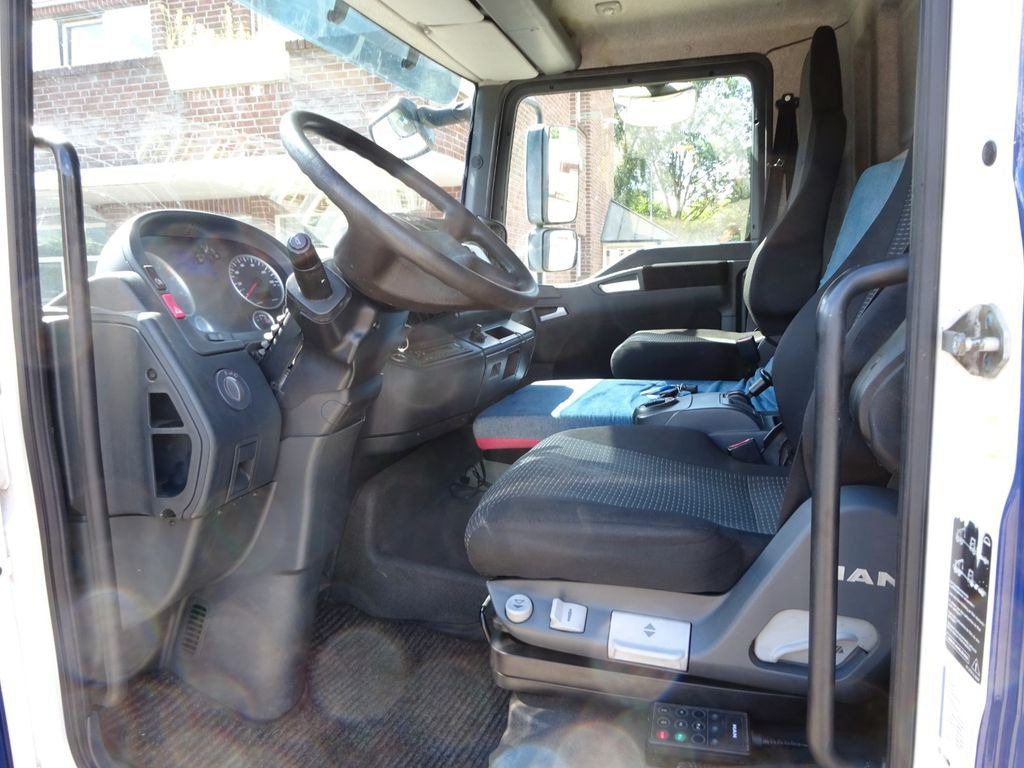 Interior photo 1: 박스 트럭 MAN 8.220 Koffer mit LBW als Wohnmobil ausgebaut 4x2 MAN 8.220 Koffer mit LBW als Wohnmobil ausgebaut 4x2 Interior photo 1: 박스 트럭 MAN 8.220 Koffer mit LBW als Wohnmobil ausgebaut 4x2 MAN 8.220 Koffer mit LBW als Wohnmobil ausgebaut 4x2