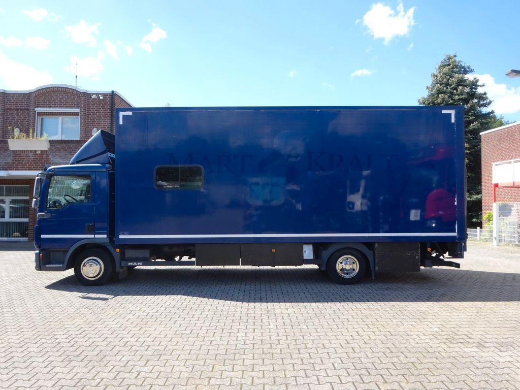 MAN 8.220 Koffer mit LBW als Wohnmobil ausgebaut 4x2 - 박스 트럭 : 사진 3 MAN 8.220 Koffer mit LBW als Wohnmobil ausgebaut 4x2 - 박스 트럭 : 사진 3