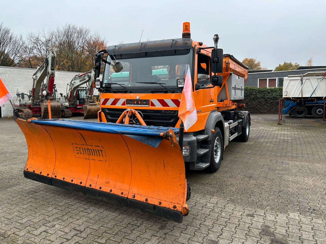 Mercedes-Benz 1824 Axor Abroller mit Schneeschild und Streuer - 후크 리프트 트럭 : 사진 1 Mercedes-Benz 1824 Axor Abroller mit Schneeschild und Streuer - 후크 리프트 트럭 : 사진 1