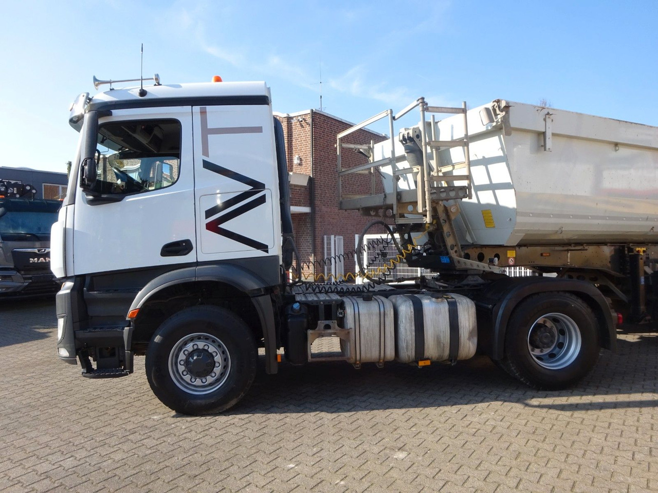 Mercedes-Benz 1851 Arocs SZM 4x2-4 HAD + Hydr. Kipperpumpe Mercedes-Benz 1851 Arocs SZM 4x4 HAD + Hydr. Kipperpumpe - 트랙터 유닛 : 사진 1 Mercedes-Benz 1851 Arocs SZM 4x2-4 HAD + Hydr. Kipperpumpe Mercedes-Benz 1851 Arocs SZM 4x4 HAD + Hydr. Kipperpumpe - 트랙터 유닛 : 사진 1