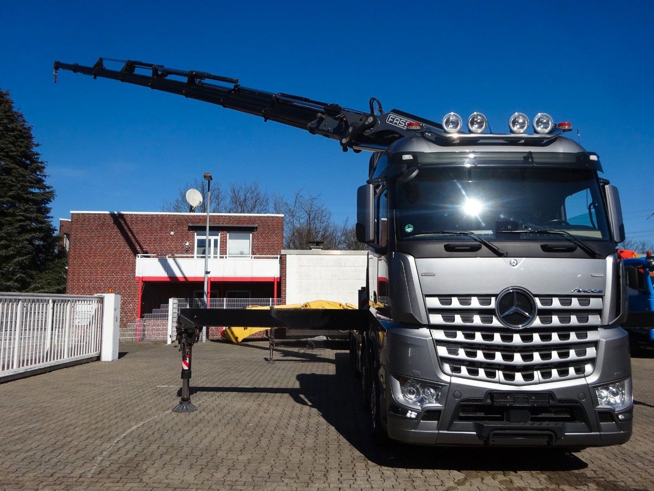 신규 크레인 트럭, 드롭사이드/ 플랫베드 트럭 Mercedes-Benz 3453  Plattform + Fassi F820 Kran  8x2 Mercedes-Benz 3453 FASSI F820 Kran 8x Hydr. Ausschub : 사진 6