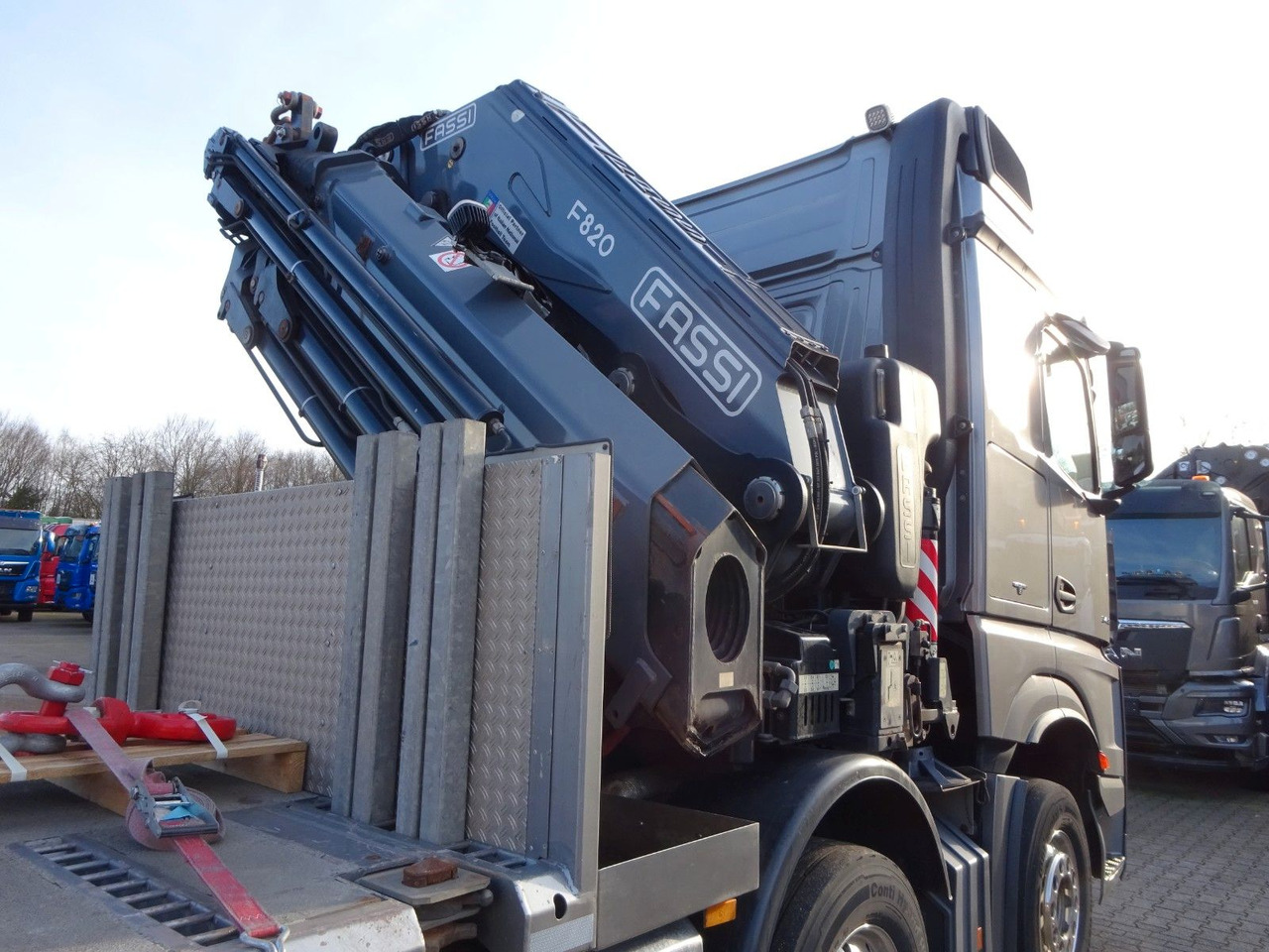 신규 크레인 트럭, 드롭사이드/ 플랫베드 트럭 Mercedes-Benz 3453  Plattform + Fassi F820 Kran  8x2 Mercedes-Benz 3453 FASSI F820 Kran 8x Hydr. Ausschub : 사진 16